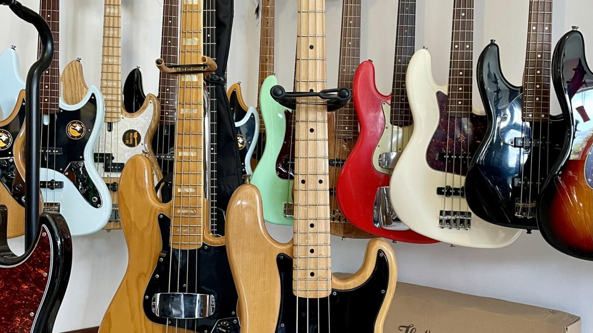 Tra i Fender, segnaliamo questi “gemelli diversi”:  Jazz Bass Natural/Mn 1978 e  Precision Bass Natural/Mn 1974  